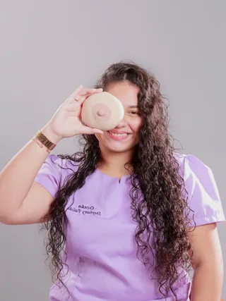 Stephany Falcão apresentando recursos de educação perinatal