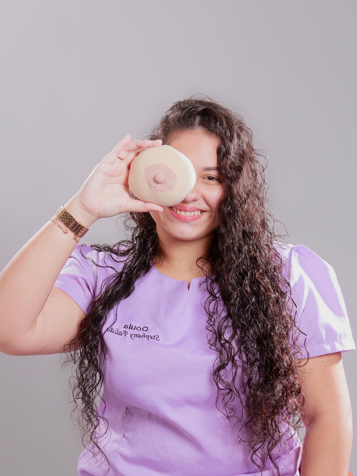 Stephany Falcão apresentando recursos de educação perinatal
